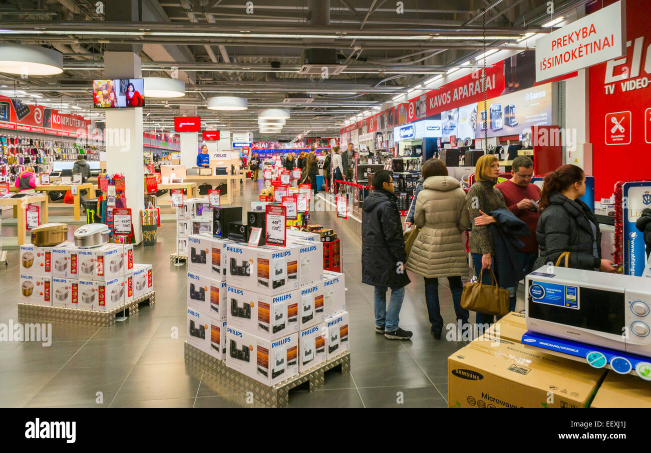 VILNIUS, LITUANIE - le 13 décembre 2014 : Elektromarkt en magasin d'électronique grand panorama hyper marché de Noël. Est le plus grand Banque D'Images