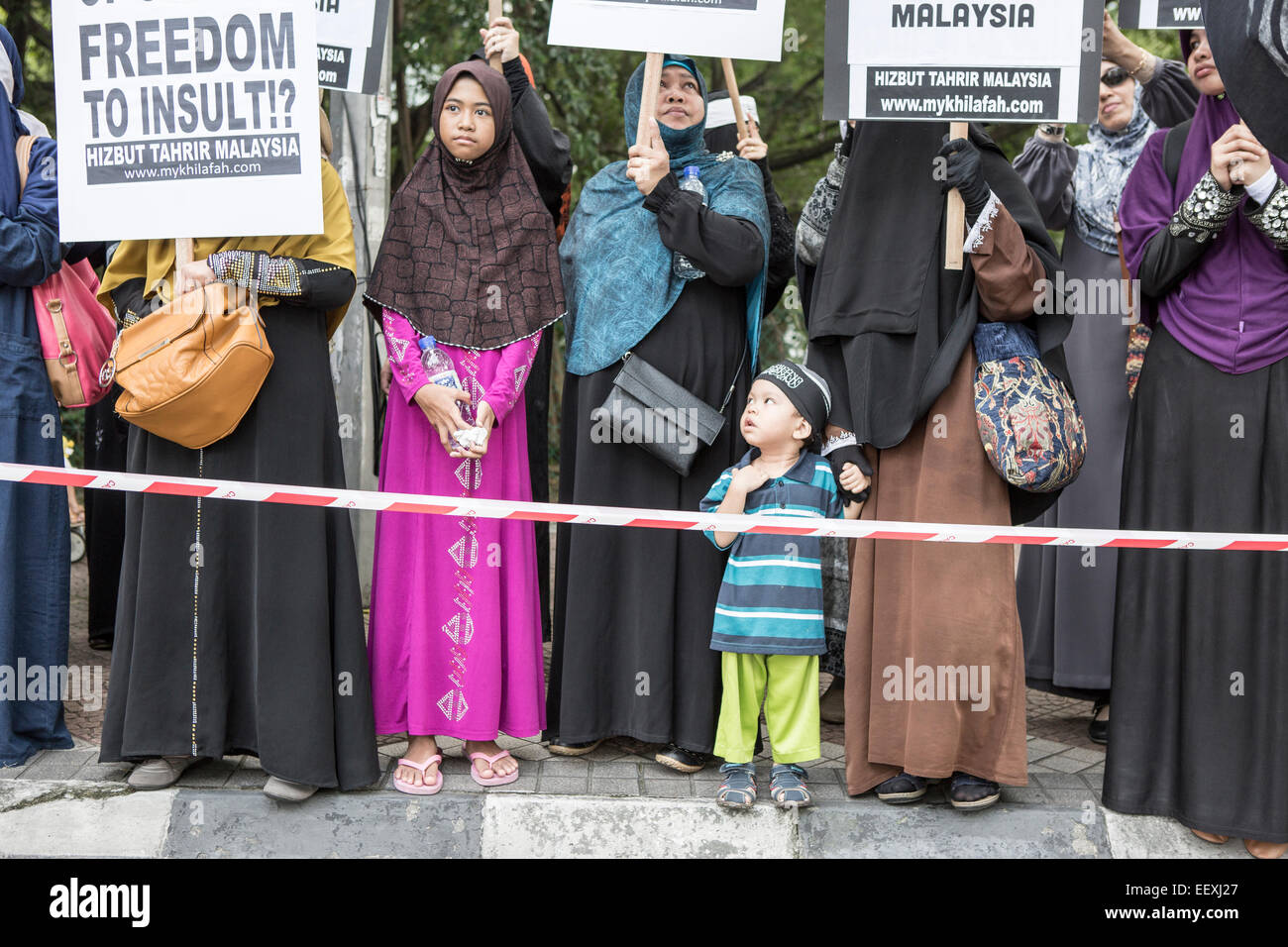 Kuala Lumpur, Malaisie. 23 Jan, 2015. Les membres du groupe islamiste du Hizbut Tahrir étape prendre part à une manifestation condamnant le magazine satirique français Charlie Hebdo et le gouvernement français aurait deux poids deux mesures en ce qui concerne la liberté d'expression, à l'extérieur de l'Ambassade de France à Kuala Lumpur, Malaisie, le 23 janvier, 2015 Banque D'Images