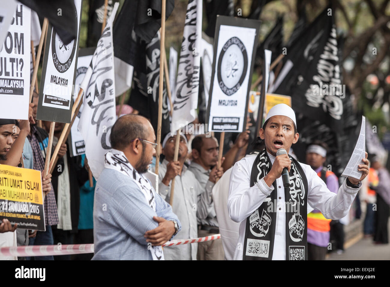 Kuala Lumpur, Malaisie. 23 Jan, 2015. Les membres du groupe islamiste du Hizbut Tahrir étape prendre part à une manifestation condamnant le magazine satirique français Charlie Hebdo et le gouvernement français aurait deux poids deux mesures en ce qui concerne la liberté d'expression, à l'extérieur de l'Ambassade de France à Kuala Lumpur, Malaisie, le 23 janvier, 2015 Banque D'Images