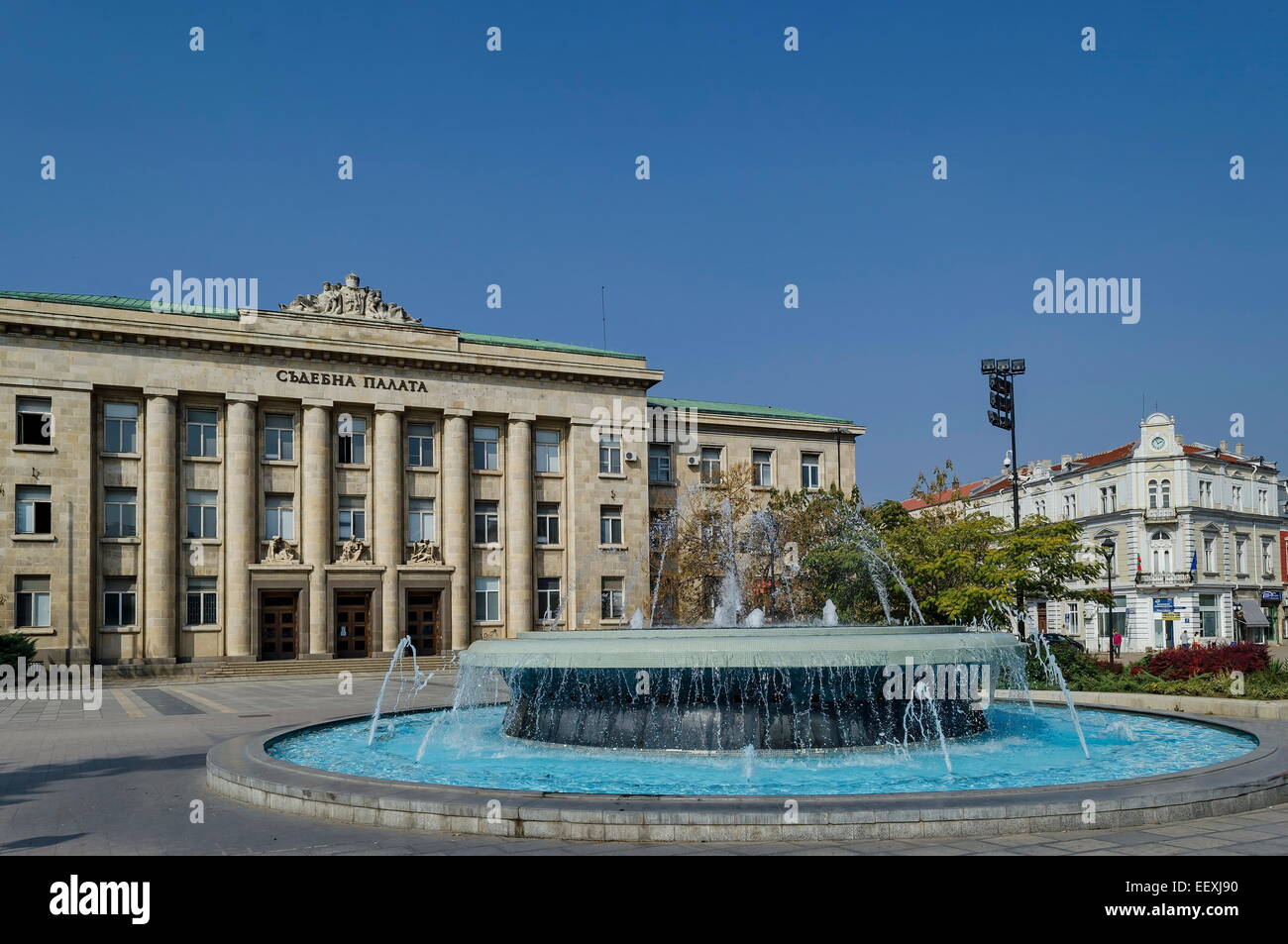 Cours de justice de la ville de Roussé avec grande fontaine en face, Bulgarie Banque D'Images