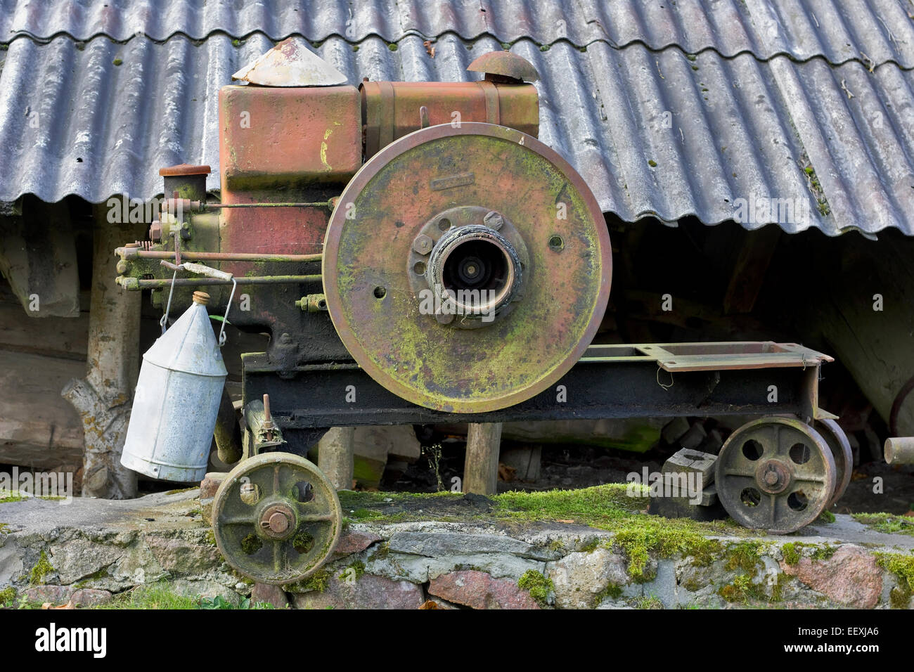 Vintage moisis fer rouillé moussus concept moteur essence. Mécanisme rural du xixe siècle. Art au point sélective Banque D'Images