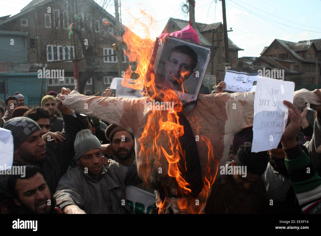 Srinagar, Cachemire indien:23janvier les musulmans du Cachemire brûler l'effigie d'Éditeurs Charlie Hebdo au cours d'une manifestation contre les caricatures publiées dans le magazine français Charlie Hebdo, à Srinagar Vendredi, entreprises et magasins ont fermé dans le cachemire dans une grève d'une journée appelé par les séparatistes et partis religieux protestant contre la publication d'une caricature du prophète Mahomet dans le dernier numéro d'hebdomadaire satirique français Charlie Hebdo. Credit : Sofi Suhail/Alamy Live News Banque D'Images