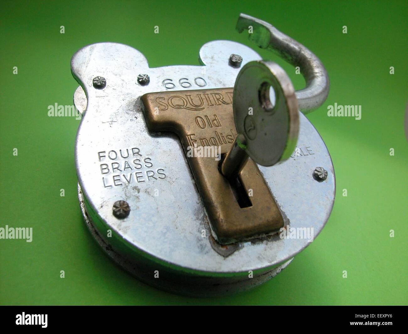 Squire cadenas déverrouillé avec la clé de verrouillage Banque D'Images