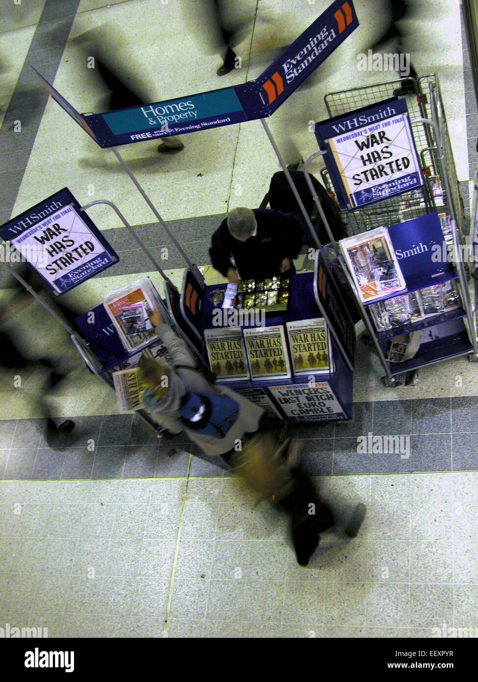 La guerre a commencé Evening Standard news vendeur afficher annonce du début de la deuxième guerre du Golfe en Irak contre Saddam Hussein Banque D'Images