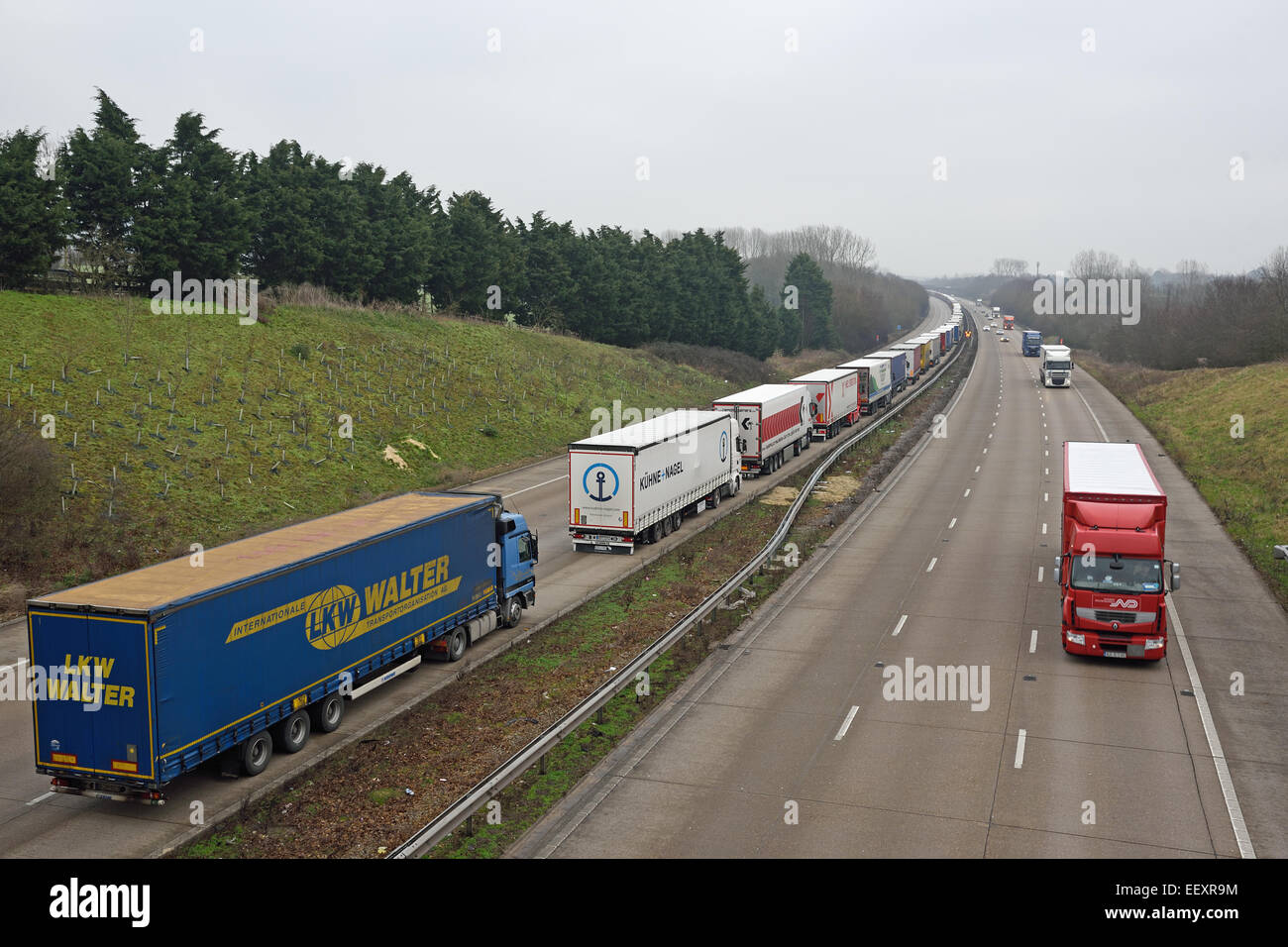 Ashford, Kent, UK. 23 Jan, 2015. La phase 2 de l'opération se poursuit aujourd'hui la pile en raison de retards dans le Tunnel sous la Manche. L'opération concerne des véhicules de transport de marchandises étant empilées sur l'autoroute M20 coastbound entre les sorties 8 et 9 de la police en attendant l'autorisation de poursuivre. D'autres véhicules circulant vers la côte est acheminé via l'A20, tandis que le London lié chaussée actuelle n'est pas affectée. De graves retards sont signalés et l'opération est appelée à se poursuivre à travers la fin de semaine. Crédit : Paul Martin/Alamy Live News Banque D'Images