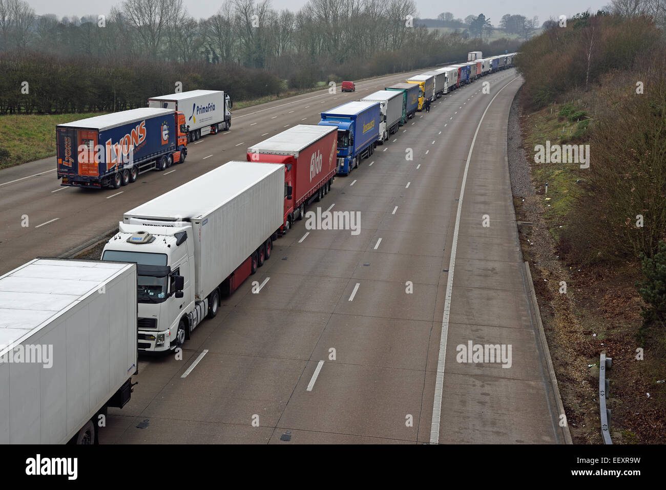 Ashford, Kent, UK. 23 Jan, 2015. La phase 2 de l'opération se poursuit aujourd'hui la pile en raison de retards dans le Tunnel sous la Manche. L'opération concerne des véhicules de transport de marchandises étant empilées sur l'autoroute M20 coastbound entre les sorties 8 et 9 de la police en attendant l'autorisation de poursuivre. D'autres véhicules circulant vers la côte est acheminé via l'A20, tandis que le London lié chaussée actuelle n'est pas affectée. De graves retards sont signalés et l'opération est appelée à se poursuivre à travers la fin de semaine. Crédit : Paul Martin/Alamy Live News Banque D'Images