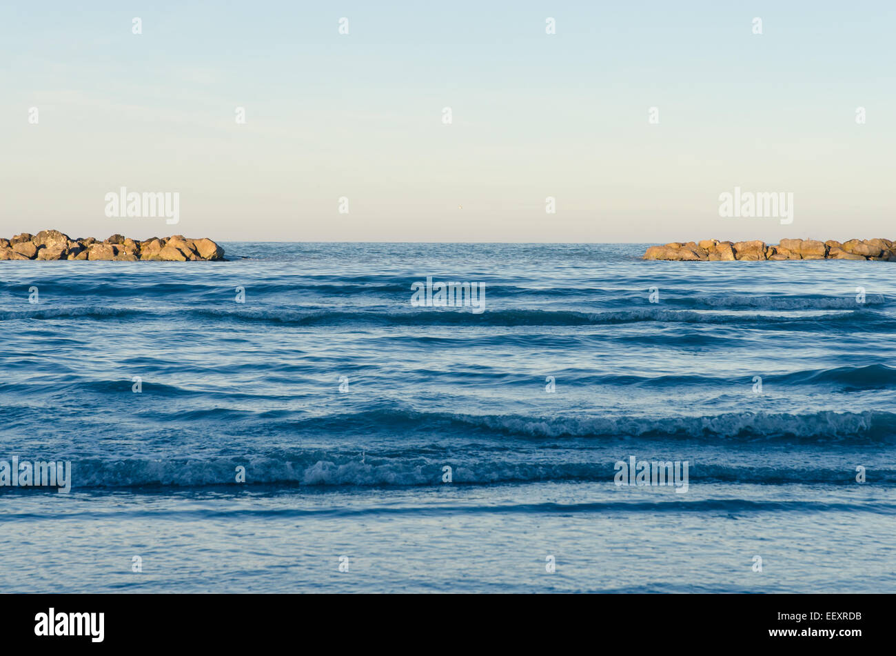 L'océan bleu, coucher du soleil d'hiver, les vagues de temps. Banque D'Images