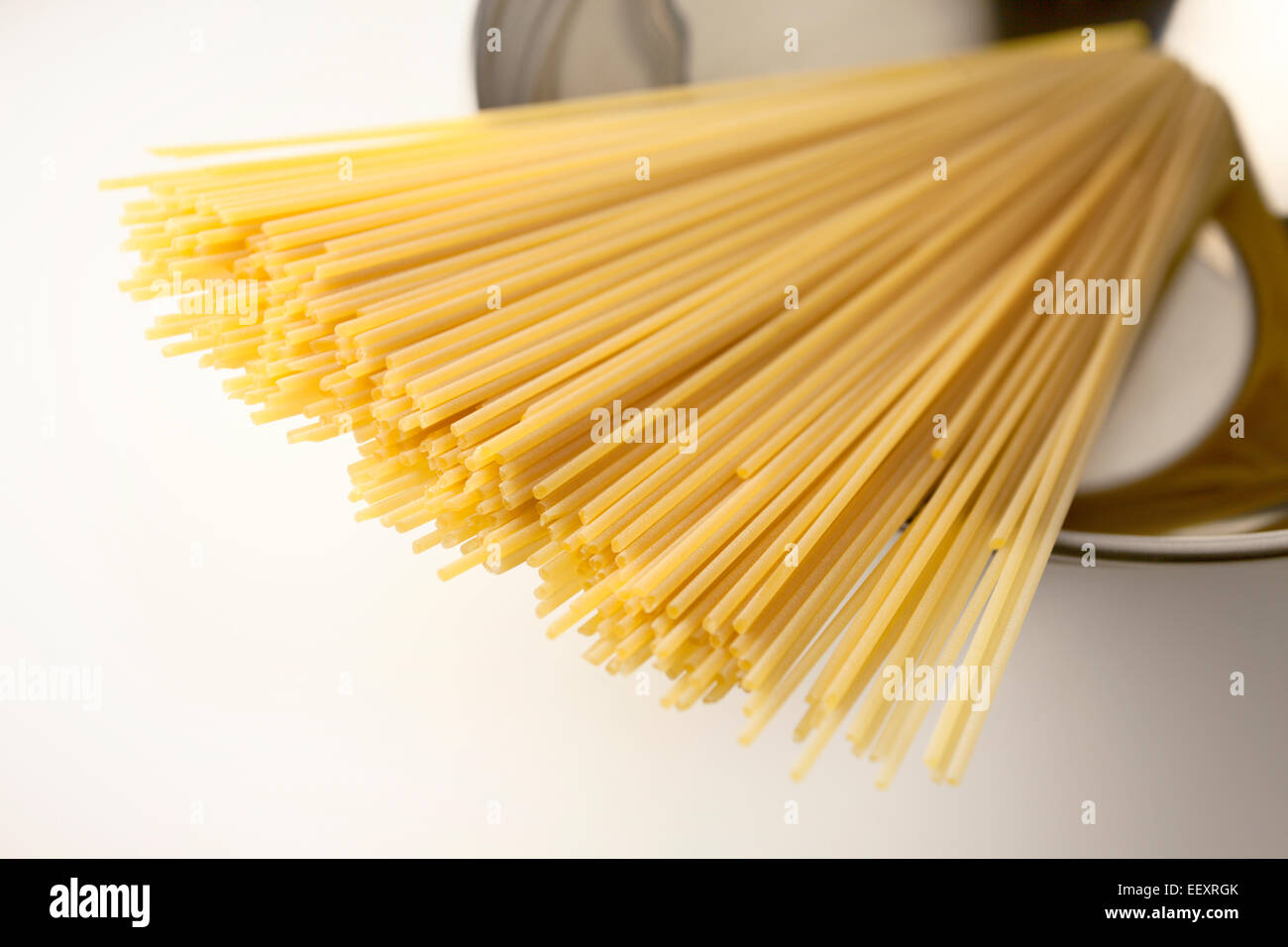 Die Bronze Spaghetti dans un bol en acier inoxydable Banque D'Images