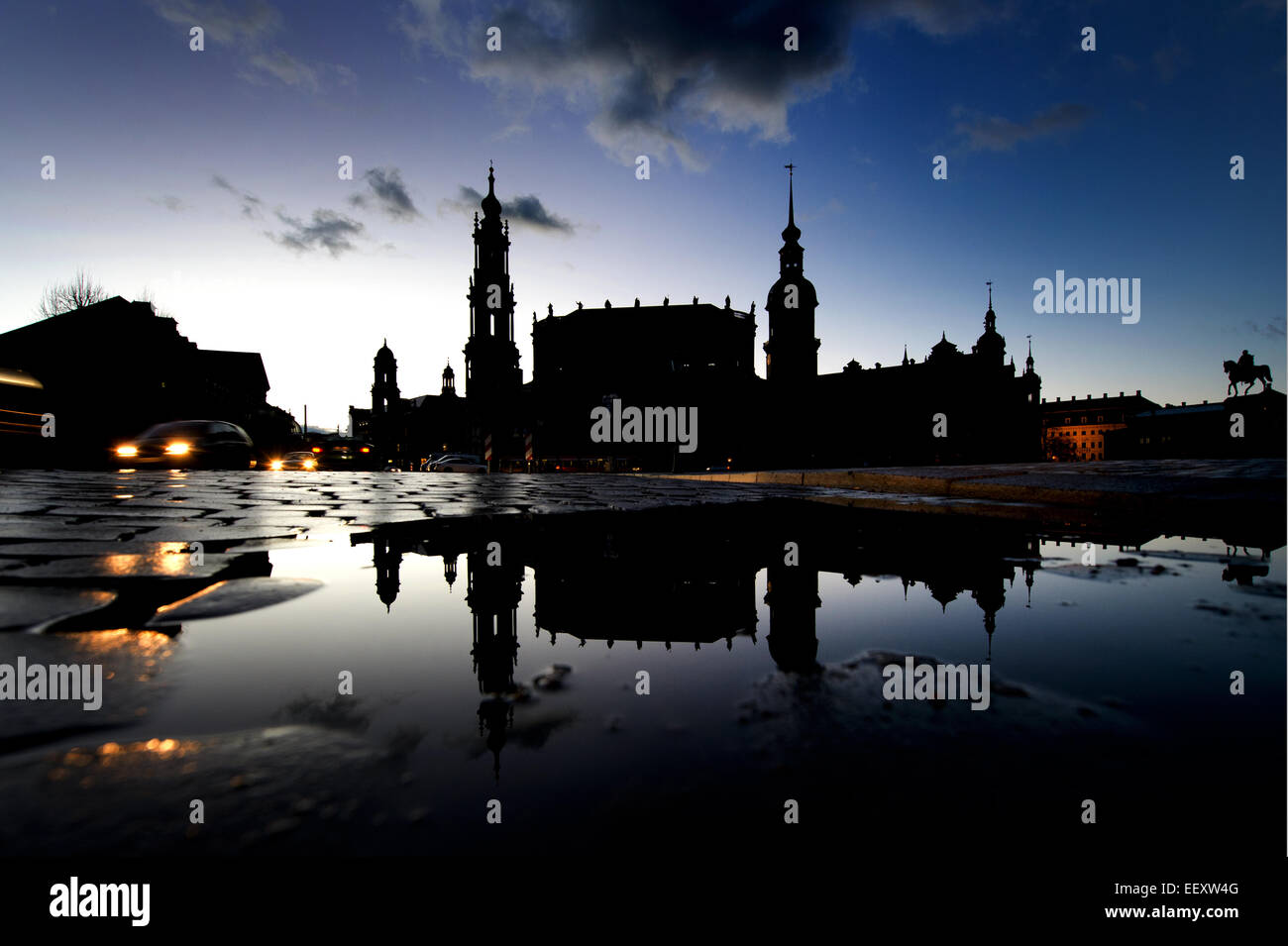 Dresde, Allemagne. 14 Jan, 2015. Ciel bleu domine le paysage au début de l'aube au-dessus de l'ancien de towm Dresden, Allemagne, 14 janvier 2015. Photo : Arno Burgi/dpa/Alamy Live News Banque D'Images