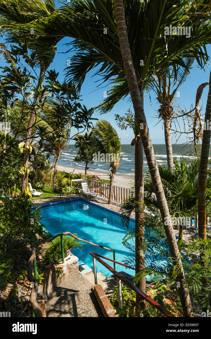 Piscine de l'hôtel par windy populaire Playa Santa Domingo près de Altagracia sur la côte est, l'Île Omotepe, le Lac Nicaragua, Nicaragua Banque D'Images