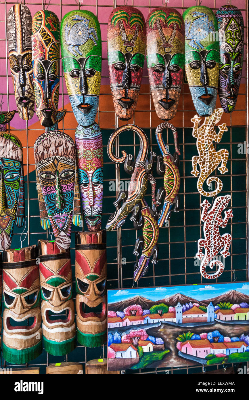 Masques et autres souvenirs en vente dans la célèbre Mercado Artesanias couverts marché artisanal, populaire auprès des touristes, Masaya, Nicaragua Banque D'Images