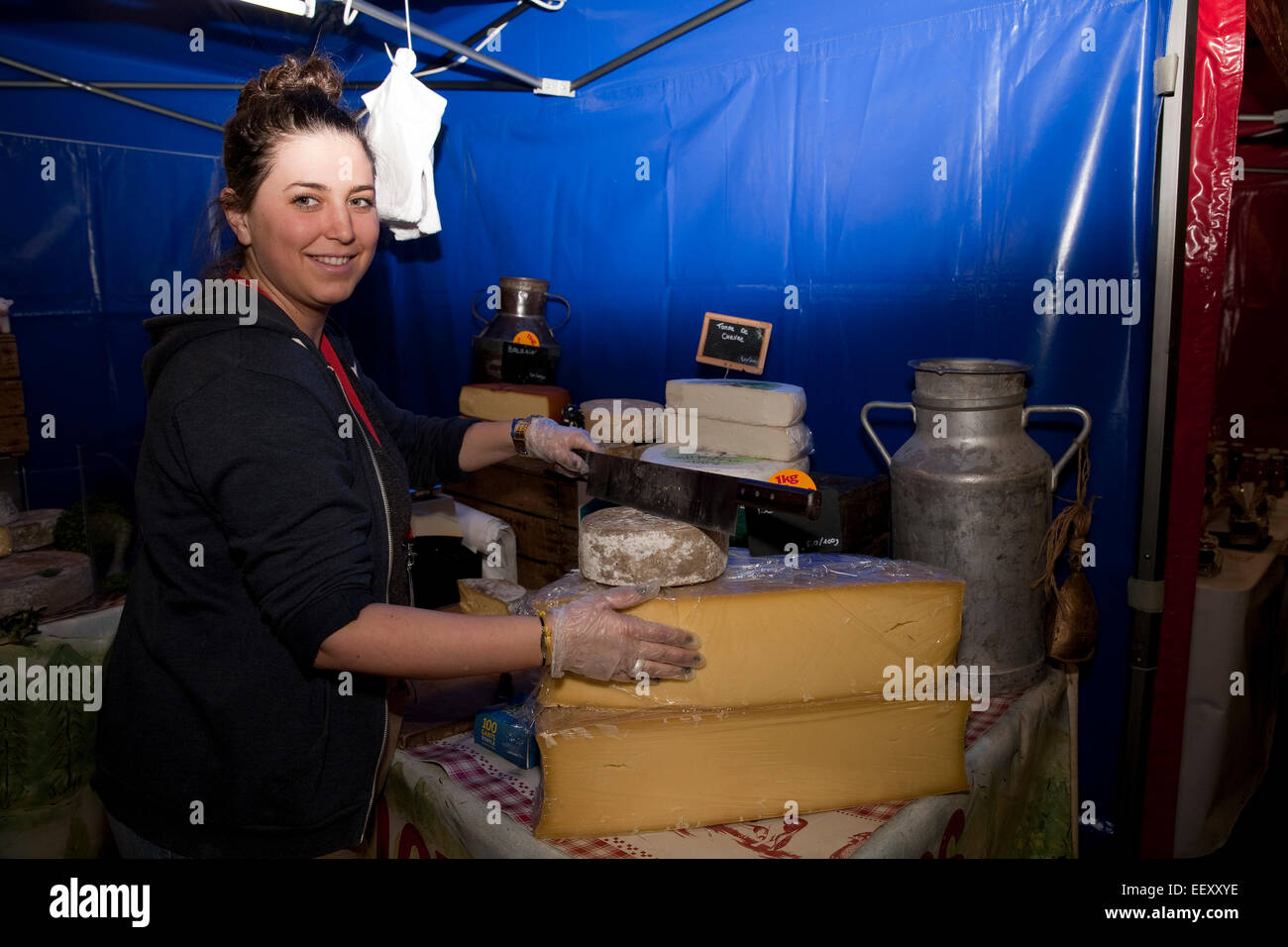 On coupe le fromage français à la France Show 2015 à Olympia Londres Banque D'Images