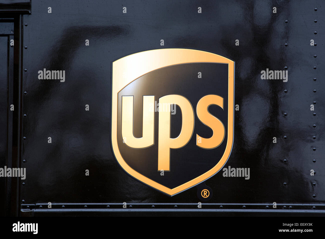 Logo sur un camion de livraison de colis UPS Banque D'Images