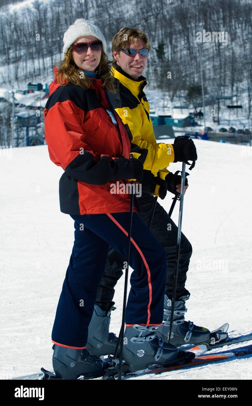 Couple on ski hill Banque D'Images