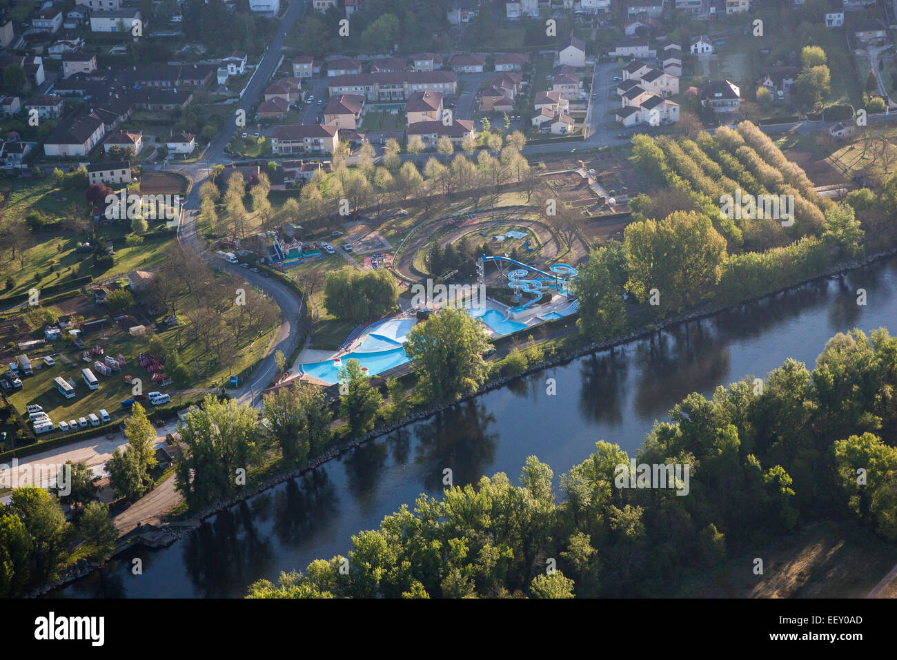 Vue aérienne de la piscine située à proximité d'une rivière Banque D'Images