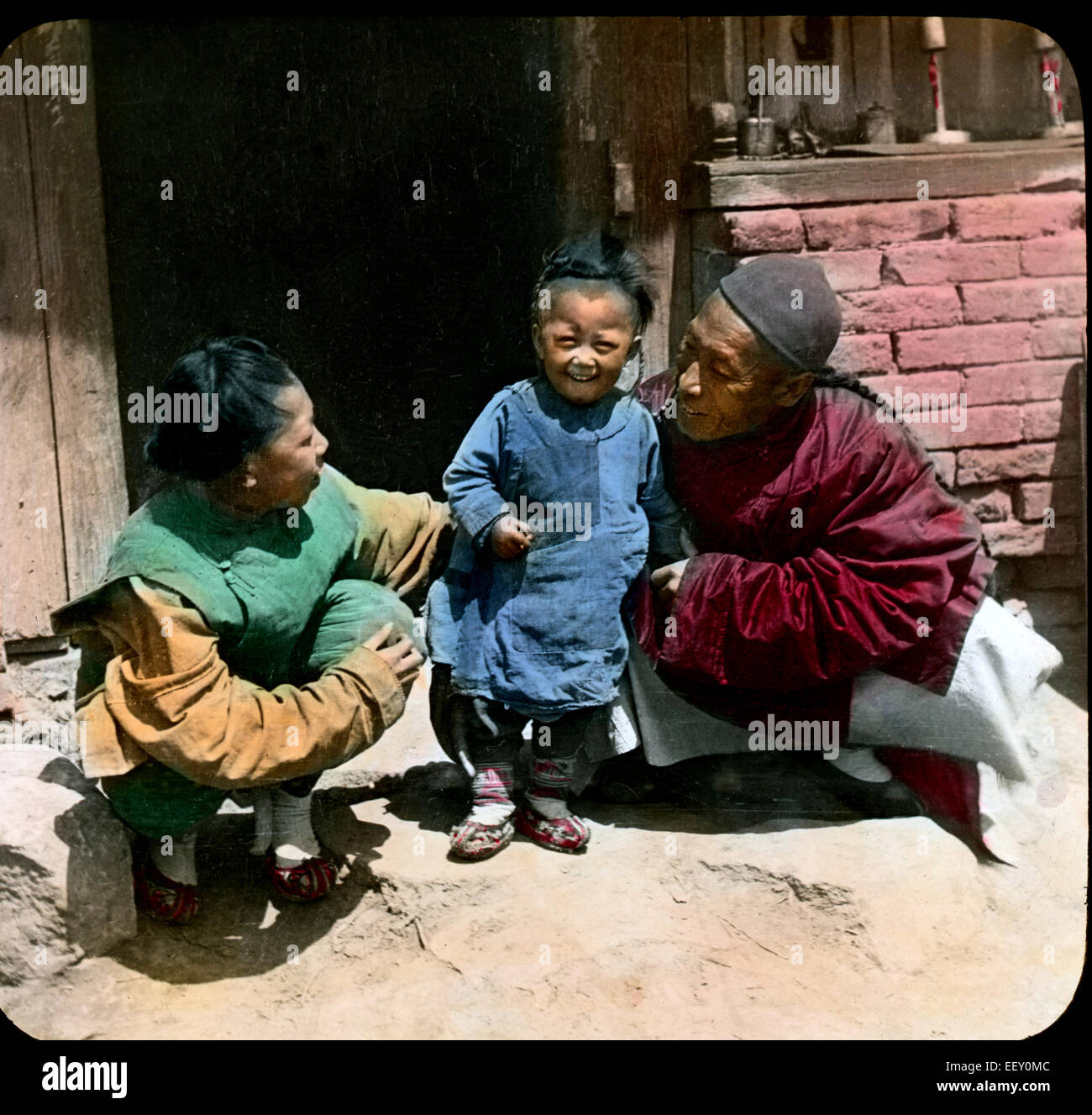 Enfant souriant avec les parents, la Mandchourie, Chine, Magic Lantern slide, vers 1900 Banque D'Images