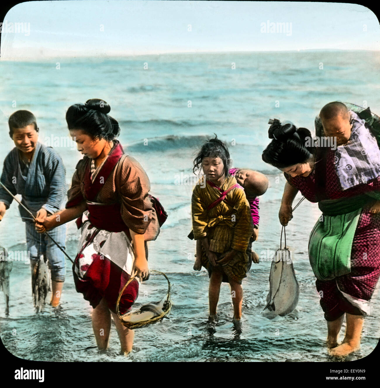 Les mères et les enfants Pêche, Japon, Magic Lantern slide, vers 1910 Banque D'Images