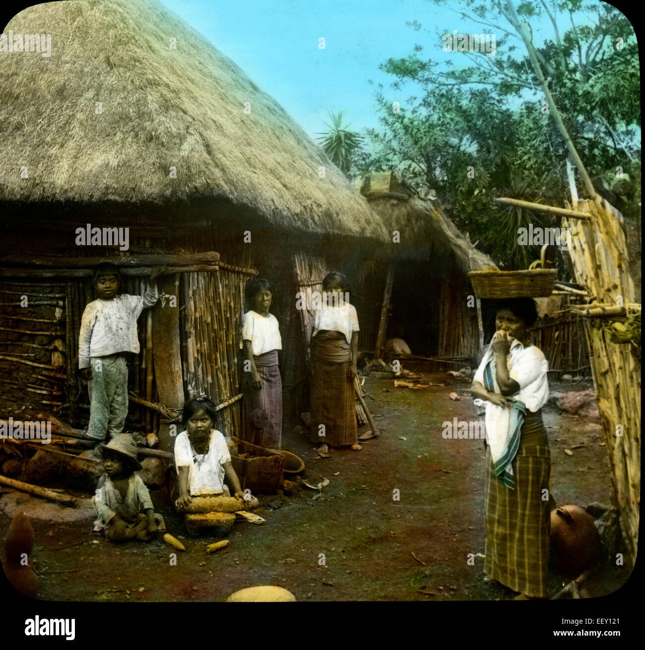 La Famille indienne et Home , le Guatemala, Magic Lantern slide, vers 1910 Banque D'Images