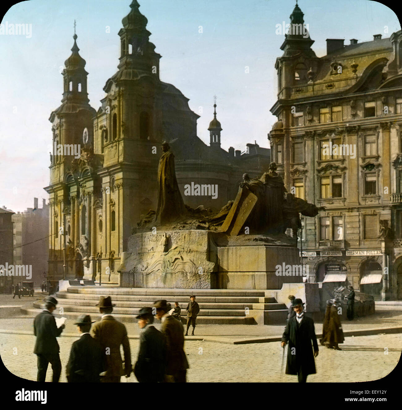 L'église baroque Saint-Nicolas (L), avec statue de Jan Hus (R), sur Staroměstské Square, Prague, Tchécoslovaquie, Magic Lantern slide, vers 1925 Banque D'Images