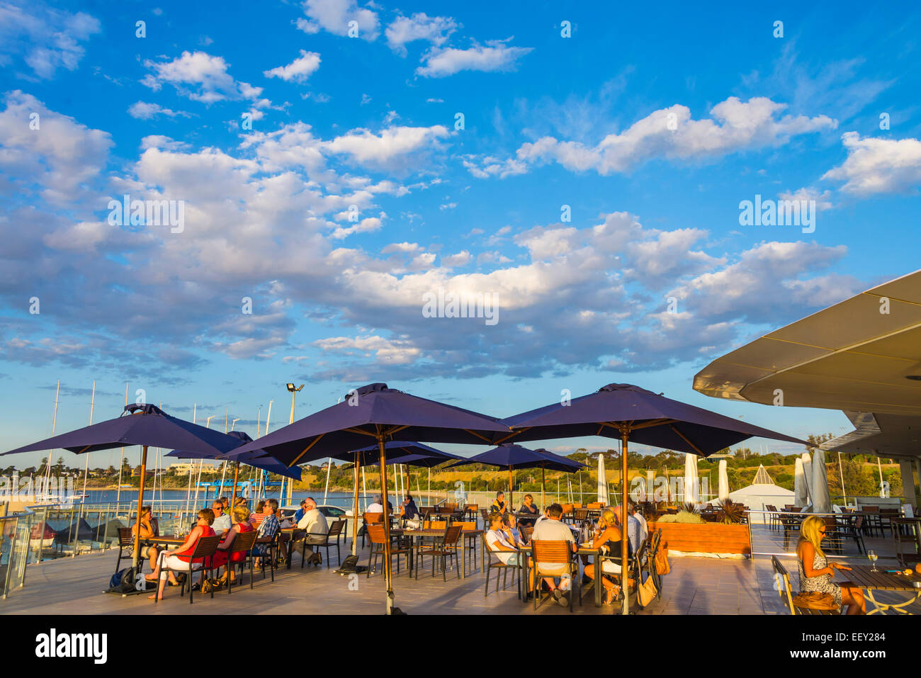 La réunion de famille jeunes adultes avec la mère de l'été en plein air fête potable manger soirée d'apprécier le coucher du soleil Banque D'Images