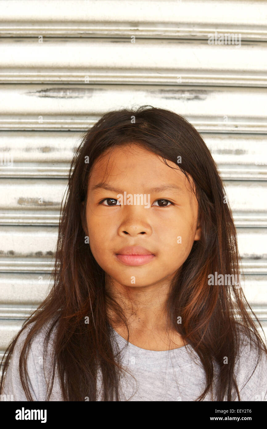 Portrait of cute pauvre fille sans-abri dans la rue Banque D'Images