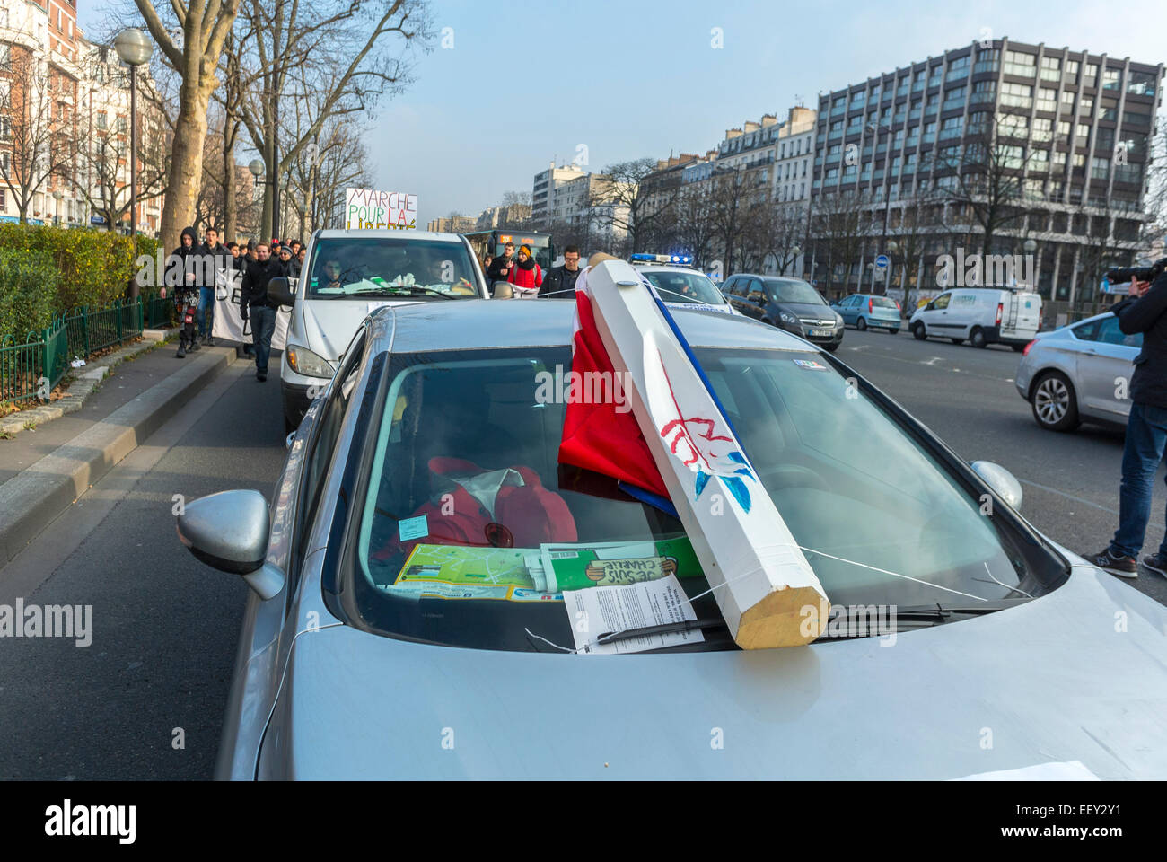 Paris, France Anglais H.S. Les étudiants de Bordeaux Mars à l'appui de Charlie Hebdo, d'attaque de tir avec l'icône de crayon Voiture Banque D'Images