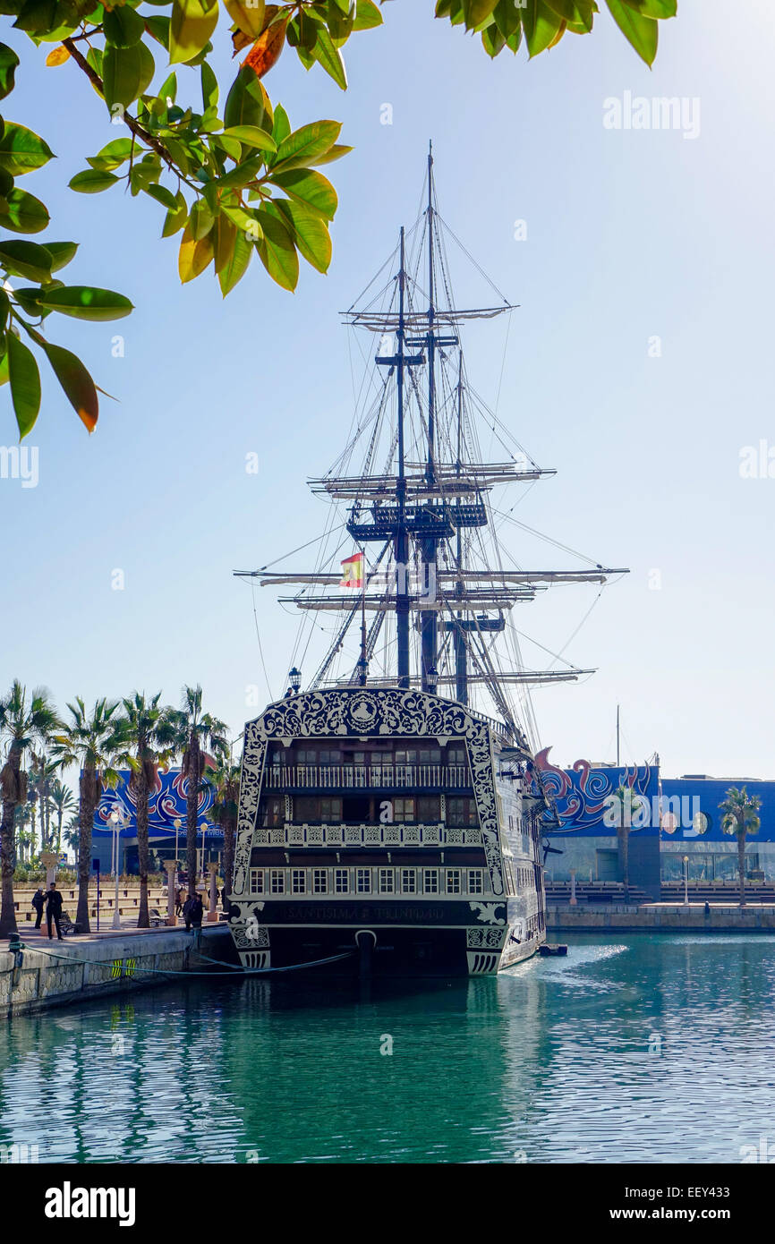 Santisima Trinidad replica, navire de guerre amarré galleon dans le port d'Alicante, Espagne Banque D'Images