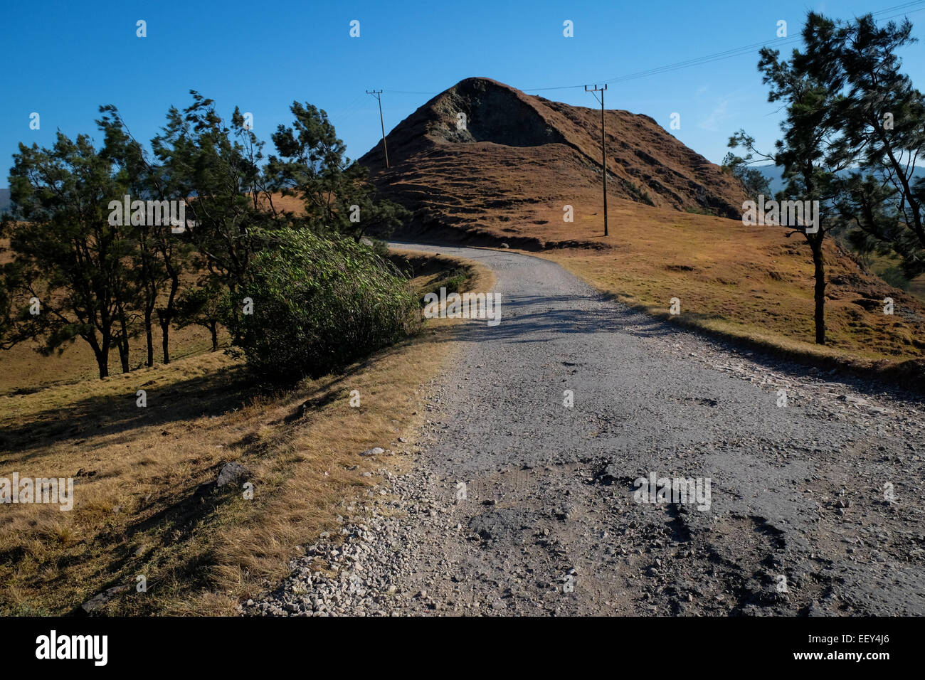 Route reliant le village de Fatumnasi et SOE, capitale de la régence du Timor central du Sud, dans l'île de Timor, province de Nusa Tenggara orientale, Indonésie. Banque D'Images
