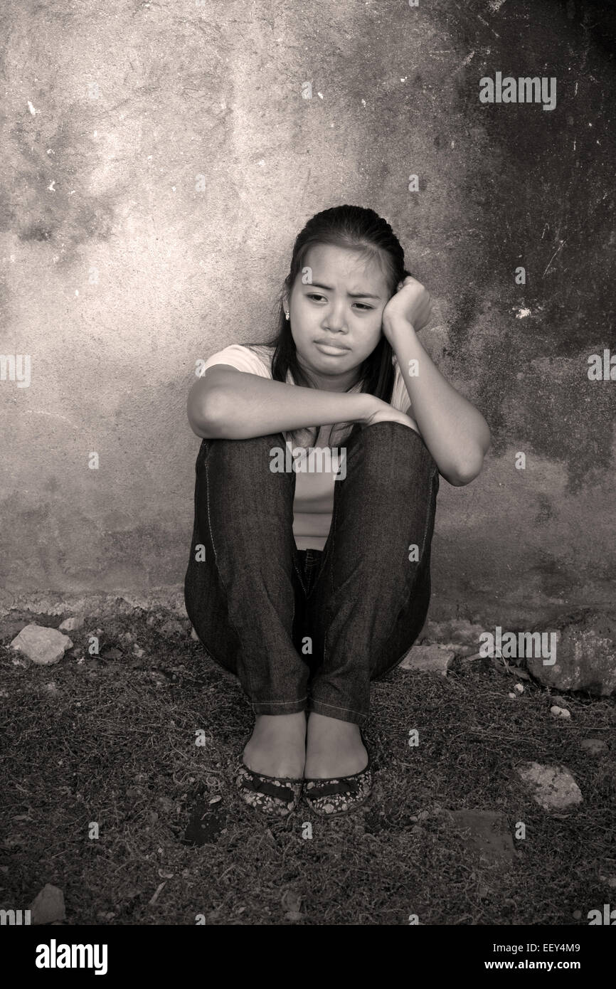 Jeune femme asiatique qui crie dans un endroit abandonné Banque D'Images