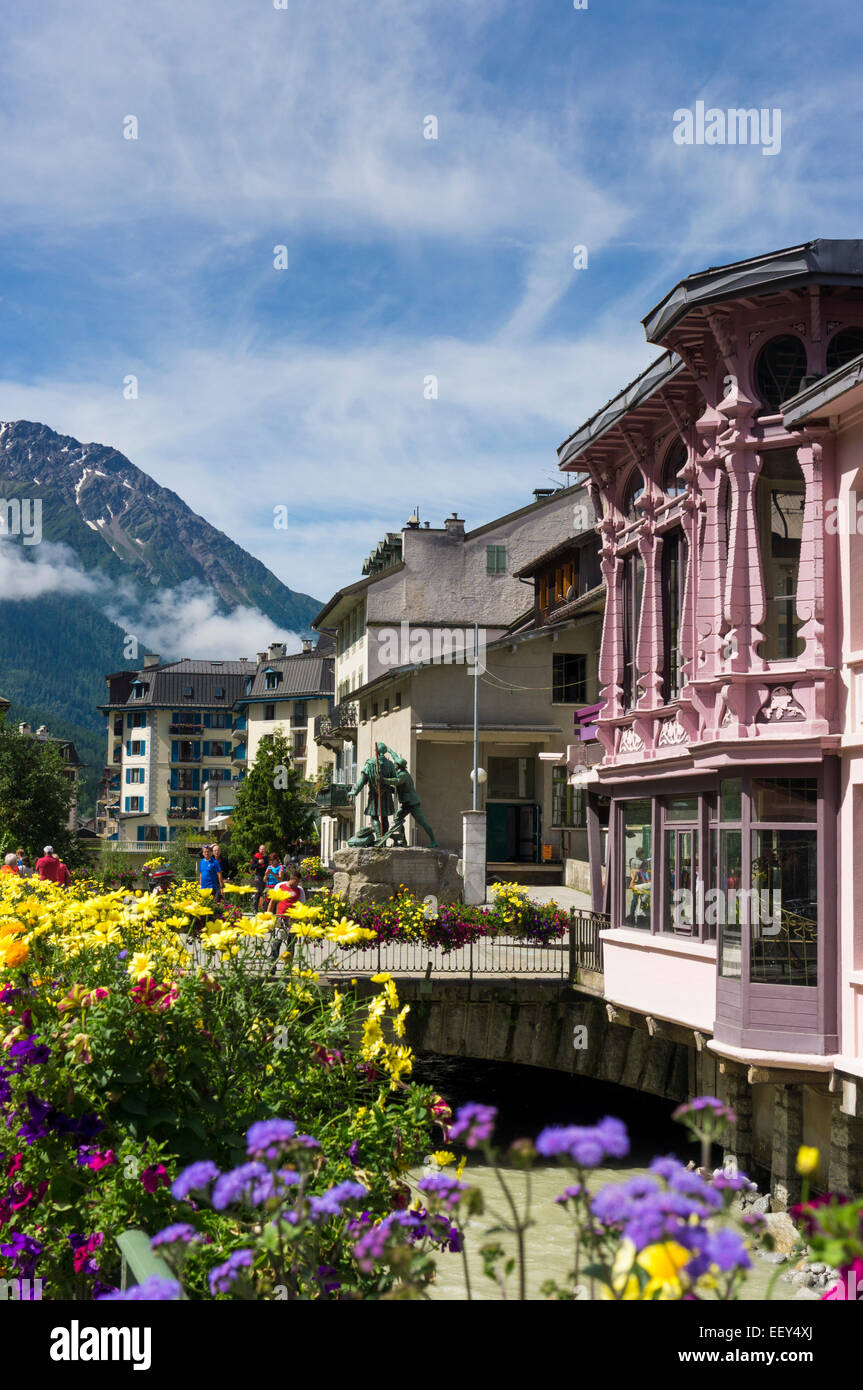 Maisons au bord de la rivière à Chamonix, Alpes, France Banque D'Images