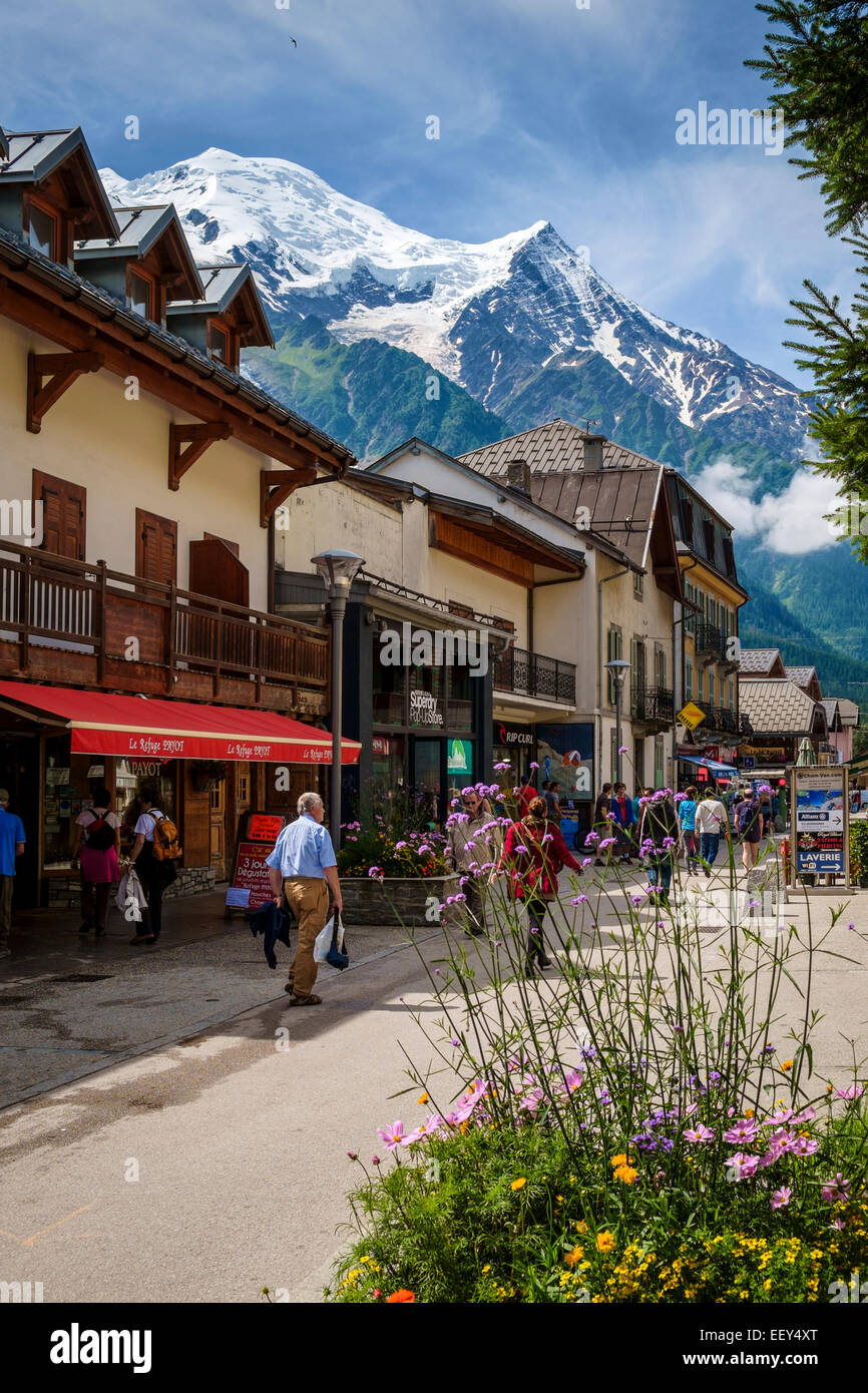 Chamonix en été, Rhône-Alpes, haute-Savoie, France avec le Mont Blanc au-dessus de la ville Banque D'Images