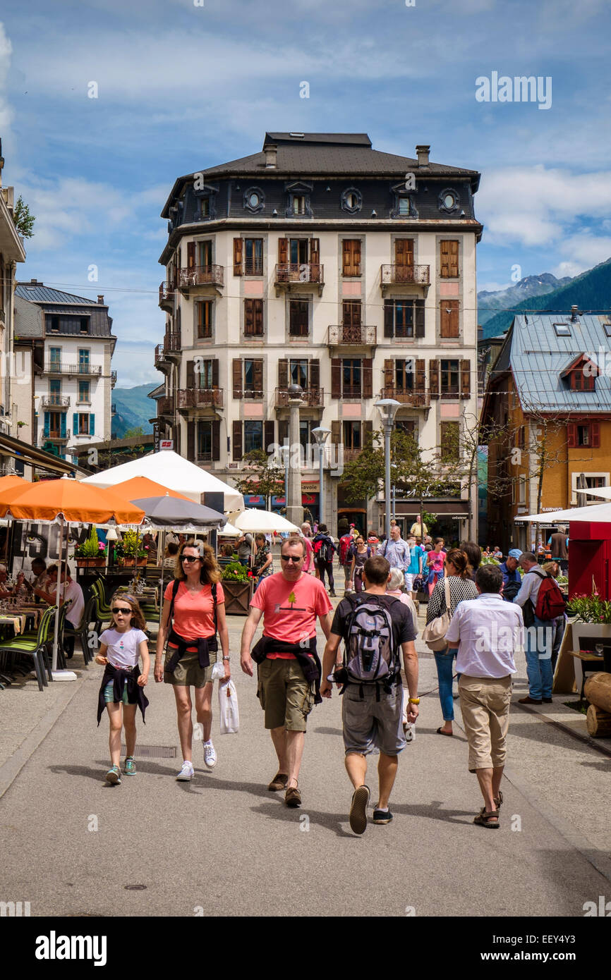 Les touristes à Chamonix, Rhône-Alpes, Haute-Savoie, France, l'Europe en été Banque D'Images