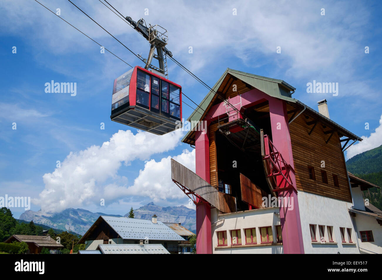 Cable car arrive en gare de Bellevue aux Houches, près de Chamonix, Alpes, Haute-Savoie, France Banque D'Images