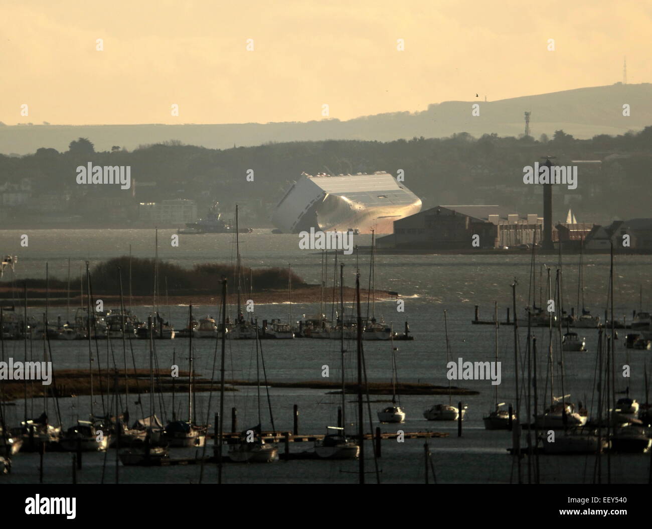 AJAXNETPHOTO. 4 JANVIER 2015. SOLENT, ANGLETERRE. - ÉPAVE DE TRANSPORTEUR DE VOITURE - LA PROPRIÉTÉ ALLEMANDE HOEGH OSAKA LISTE LOURDEMENT APRÈS QU'IL A ÉTÉ DÉLIBÉRÉMENT EXÉCUTÉ EN S'AGRERANT SUR LA BRAMBLE BANK COMME IL ÉTAIT SORTANT DE SOUTHAMPTON TARD LE 3 JANVIER.VU DE L'ANCIEN VILLAGE BURSLEDON REGARDANT VERS CALSHOT BROCHE EN BAS DE LA RIVIÈRE HAMBLE. PHOTO:STEVE FOULKES/AJAX REF:DSF150601 9587 Banque D'Images