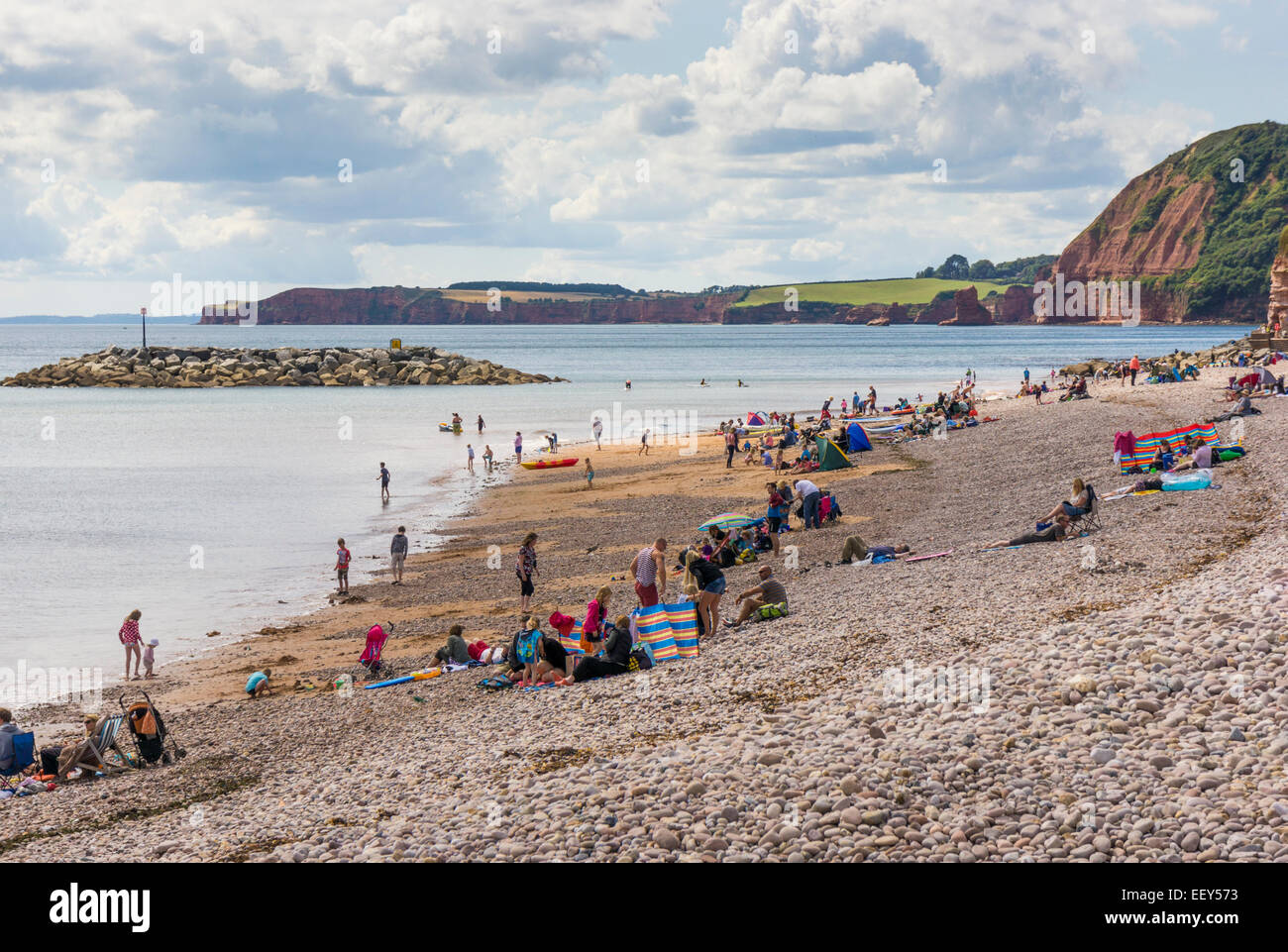Les gens sur la plage de Sidmouth, East Devon, Angleterre, Royaume-Uni en été sur la côte jurassique Banque D'Images