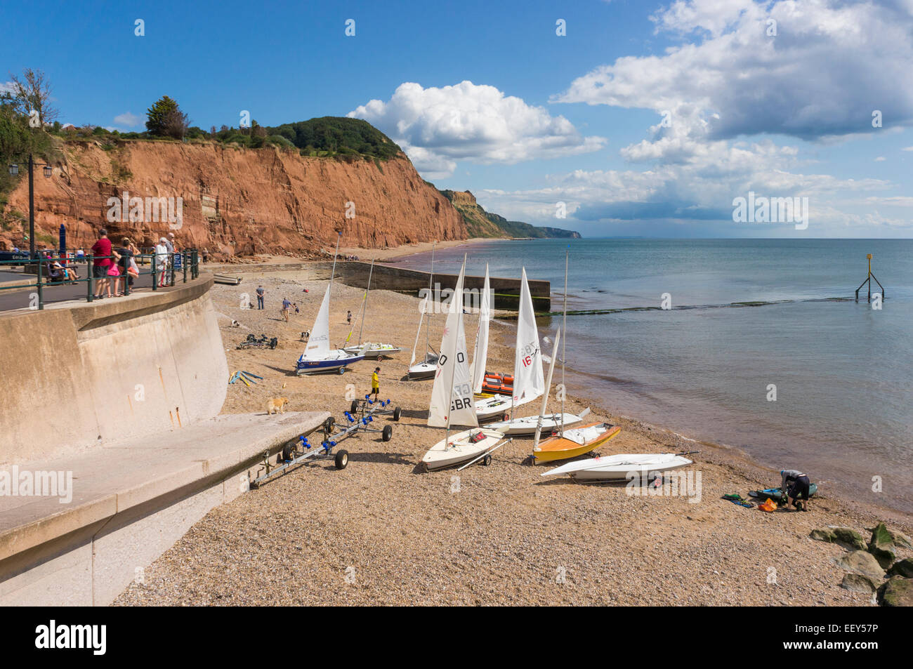Yachts, bateaux à Sidmouth, East Devon, Royaume-Uni - petits voiliers sur la plage en été sur la côte jurassique Banque D'Images
