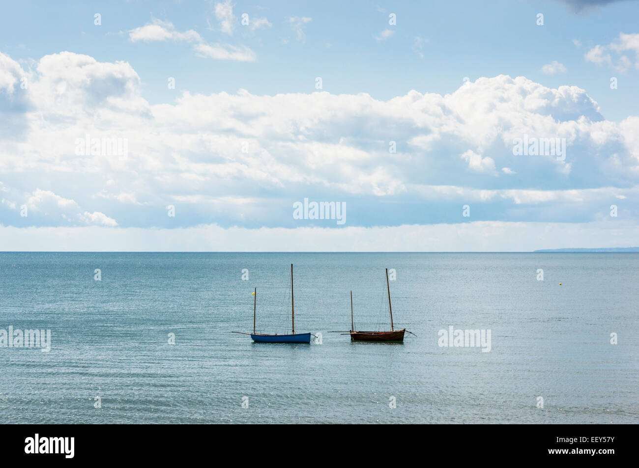 Deux petits bateaux dans la mer au large de la côte sud de l'Angleterre, Royaume-Uni Banque D'Images