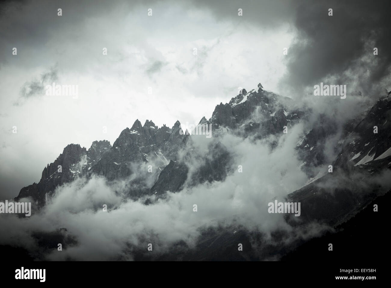 Aiguille du Midi, les Aiguilles de Chamonix, Rhône-Alpes, Haute-Savoie, France, l'Europe dans la brume Banque D'Images