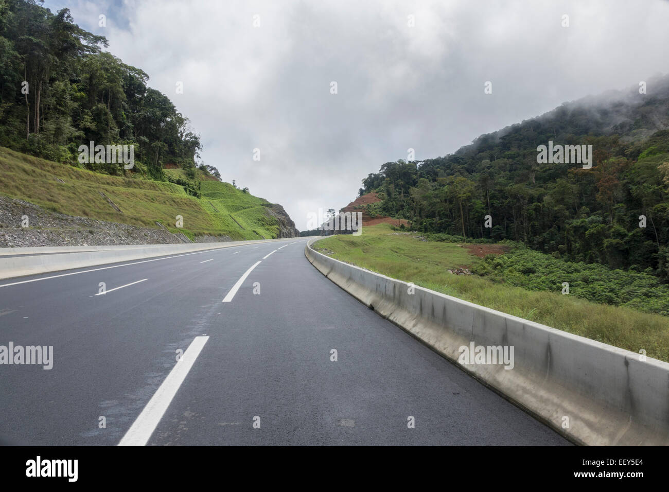 Autoroute moderne vide entre l'infrastructure et de Mongomo Bata et la nouvelle ville d'Oyala en Guinée équatoriale, l'Afrique de l'Ouest Banque D'Images