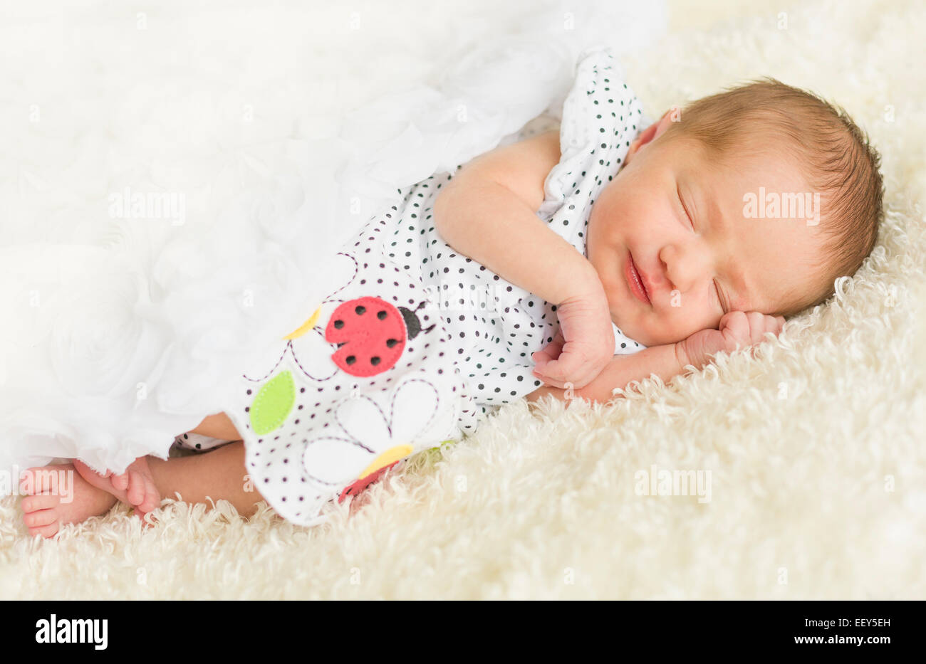 Naissance bebe Fille endormie sur une couverture de fourrure Banque D'Images