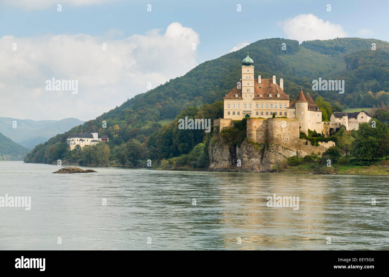 Schloss Schoenbuehel sur affleurement rocheux sur le côté du Danube près de Melk, Autriche Banque D'Images