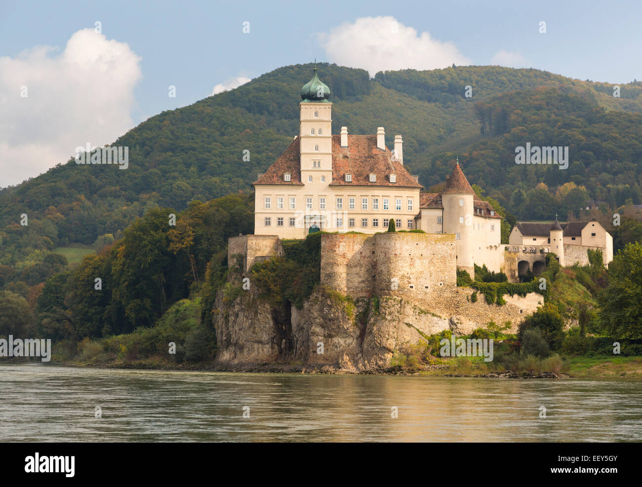Avis de Schloss Schoenbuehel sur affleurement rocheux sur le côté du Danube près de Melk, Autriche Banque D'Images