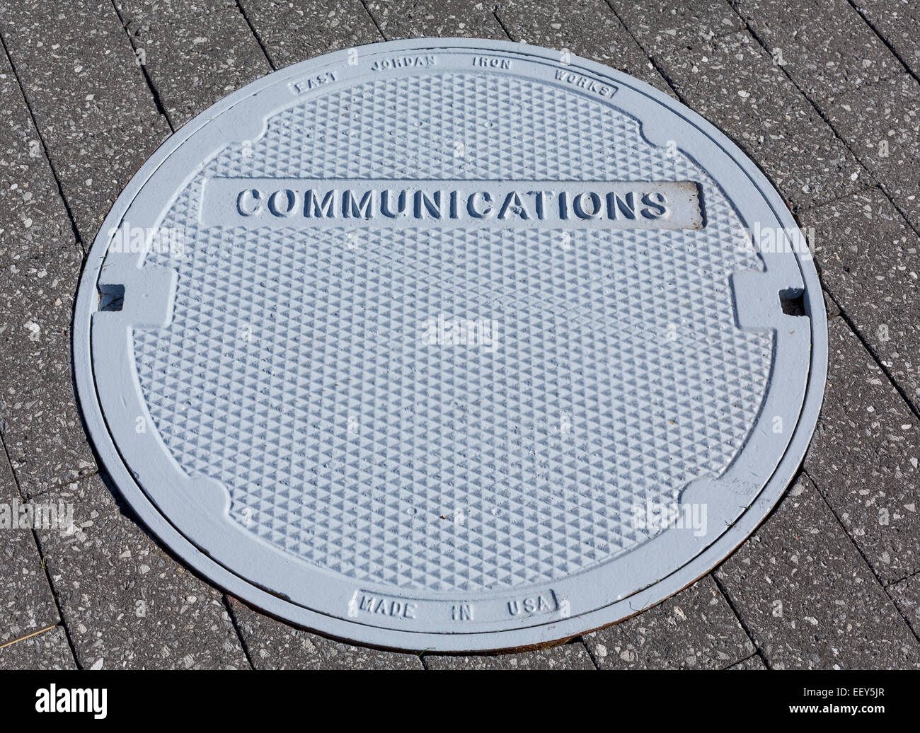 Couvercle de trou d'homme de communication dans un trottoir - communication concept Banque D'Images
