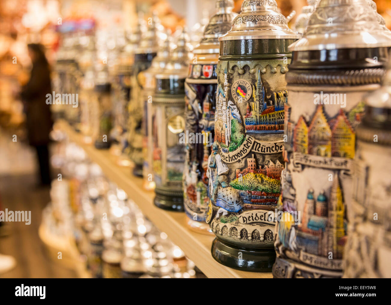 Rangée de bière allemande stein chopes ou sur une étagère dans un magasin à Regensburg, Bavière, Allemagne Banque D'Images