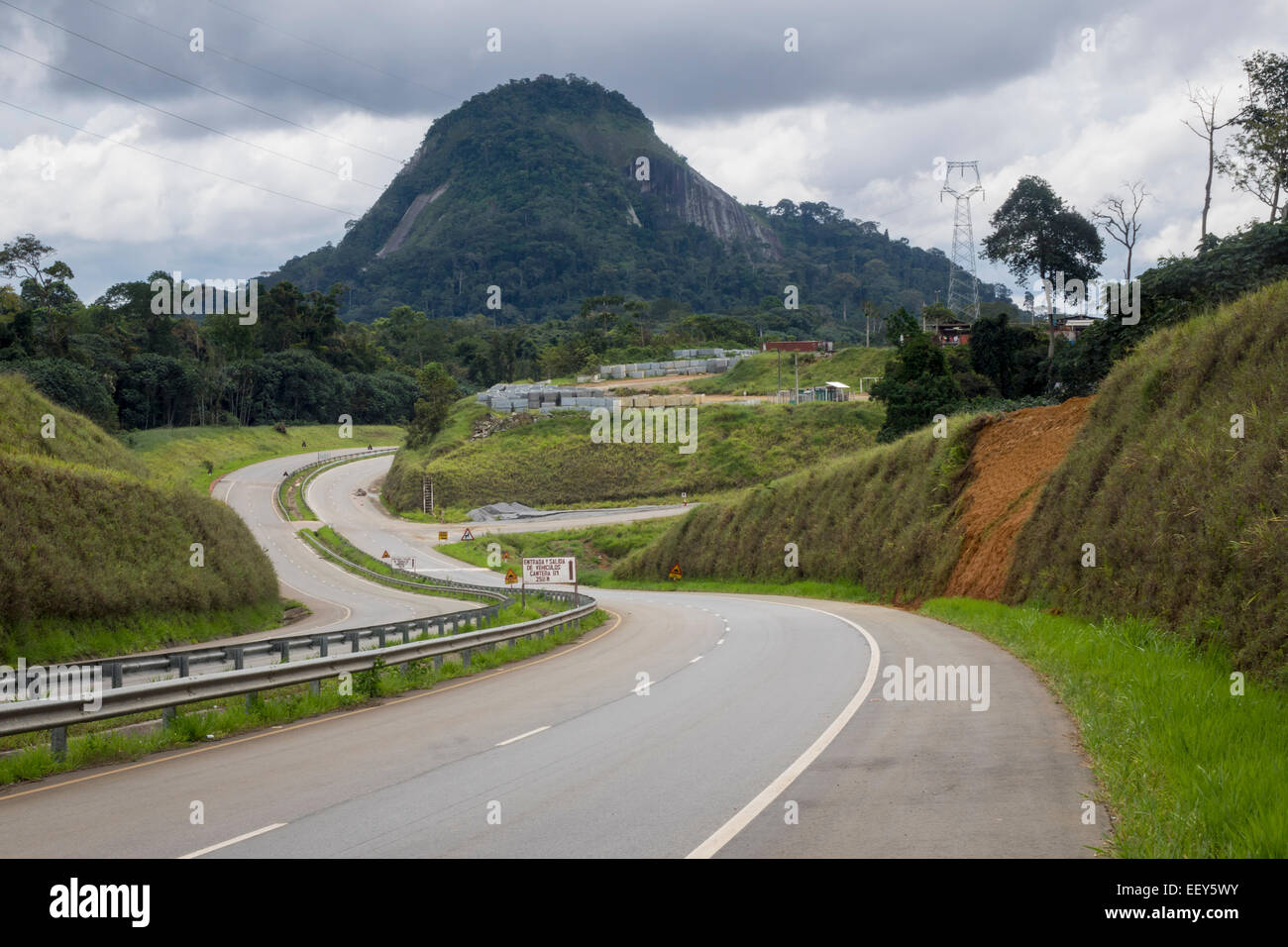L'Afrique de l'ouest de l'infrastructure - route moderne montagnes sur la place à la nouvelle capitale d'Oyala, Guinée équatoriale Banque D'Images
