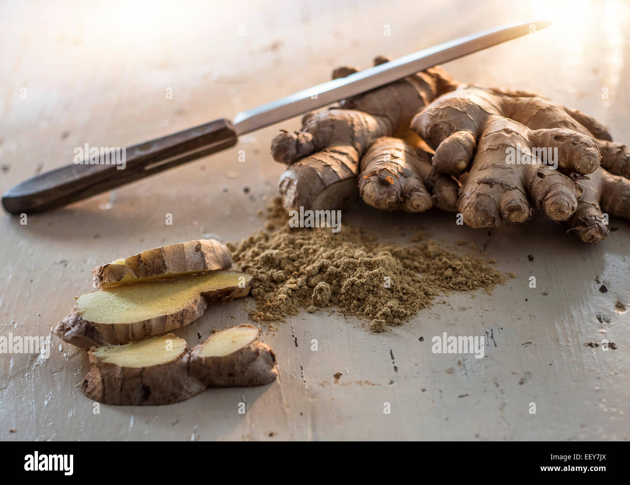 La racine de gingembre et le gingembre en poudre on white Banque D'Images