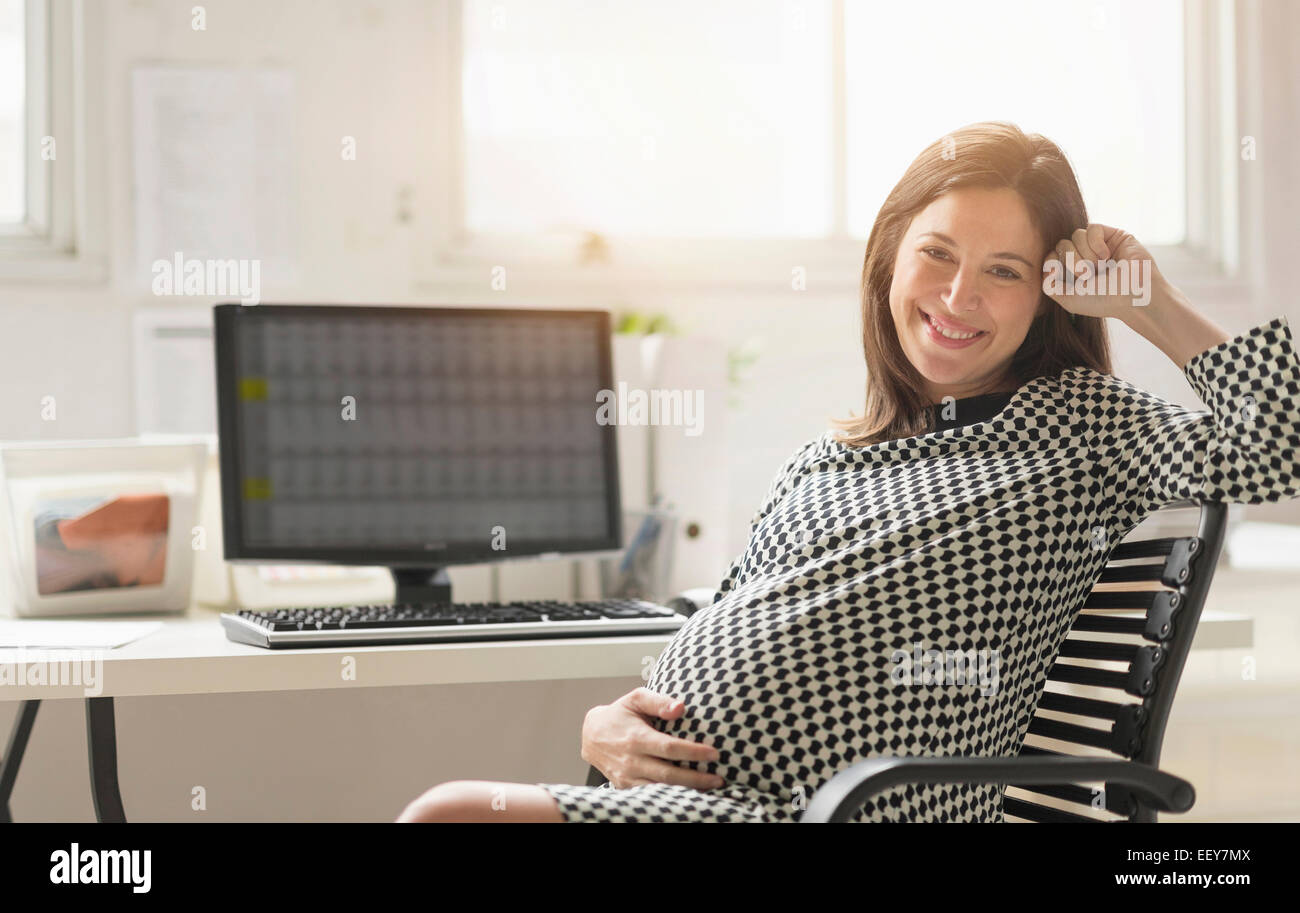 Portrait of pregnant woman in office Banque D'Images