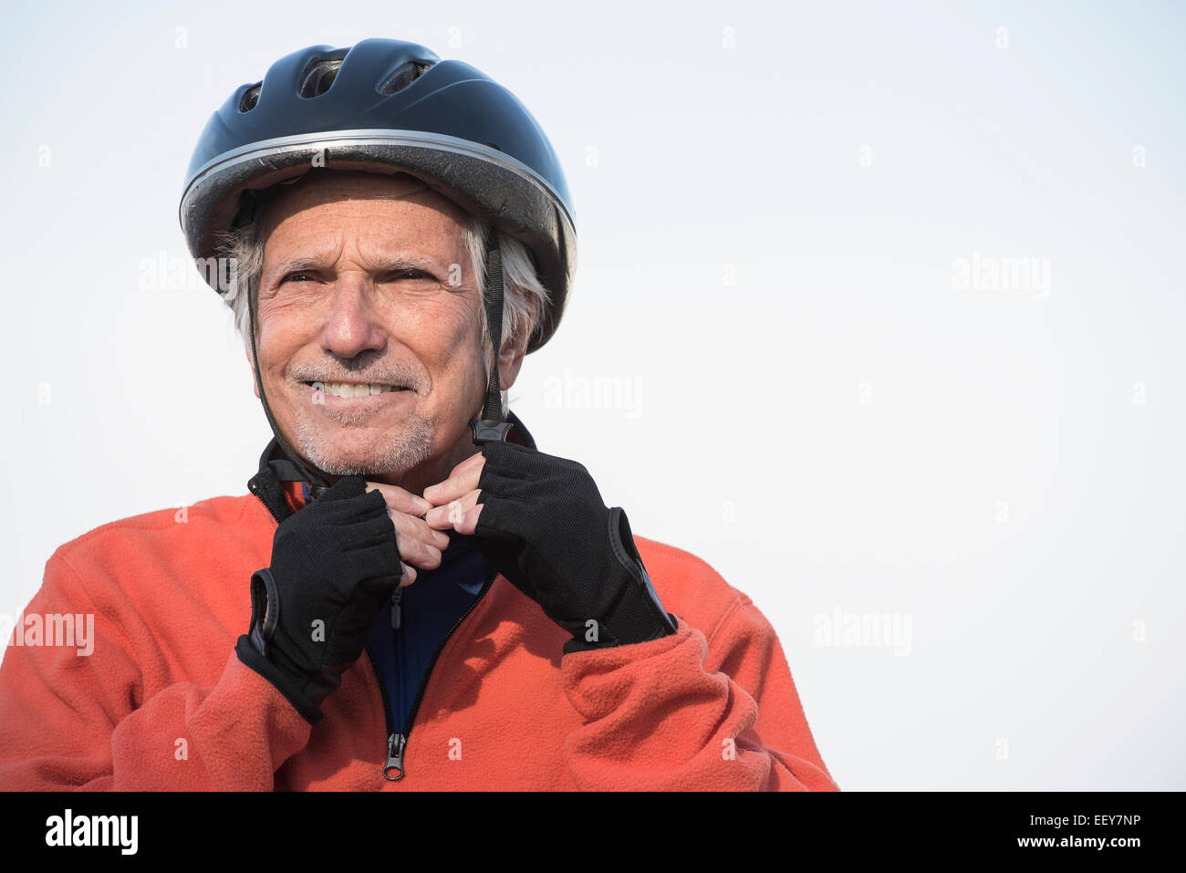 Close up of senior man en bicyclette helmet Banque D'Images
