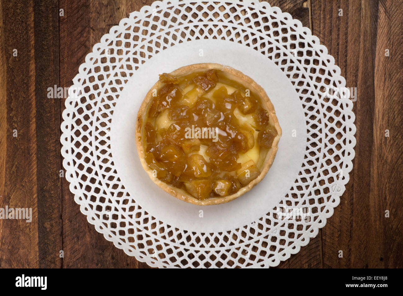 Tarte aux pommes et crème anglaise, sur fond de bois Banque D'Images