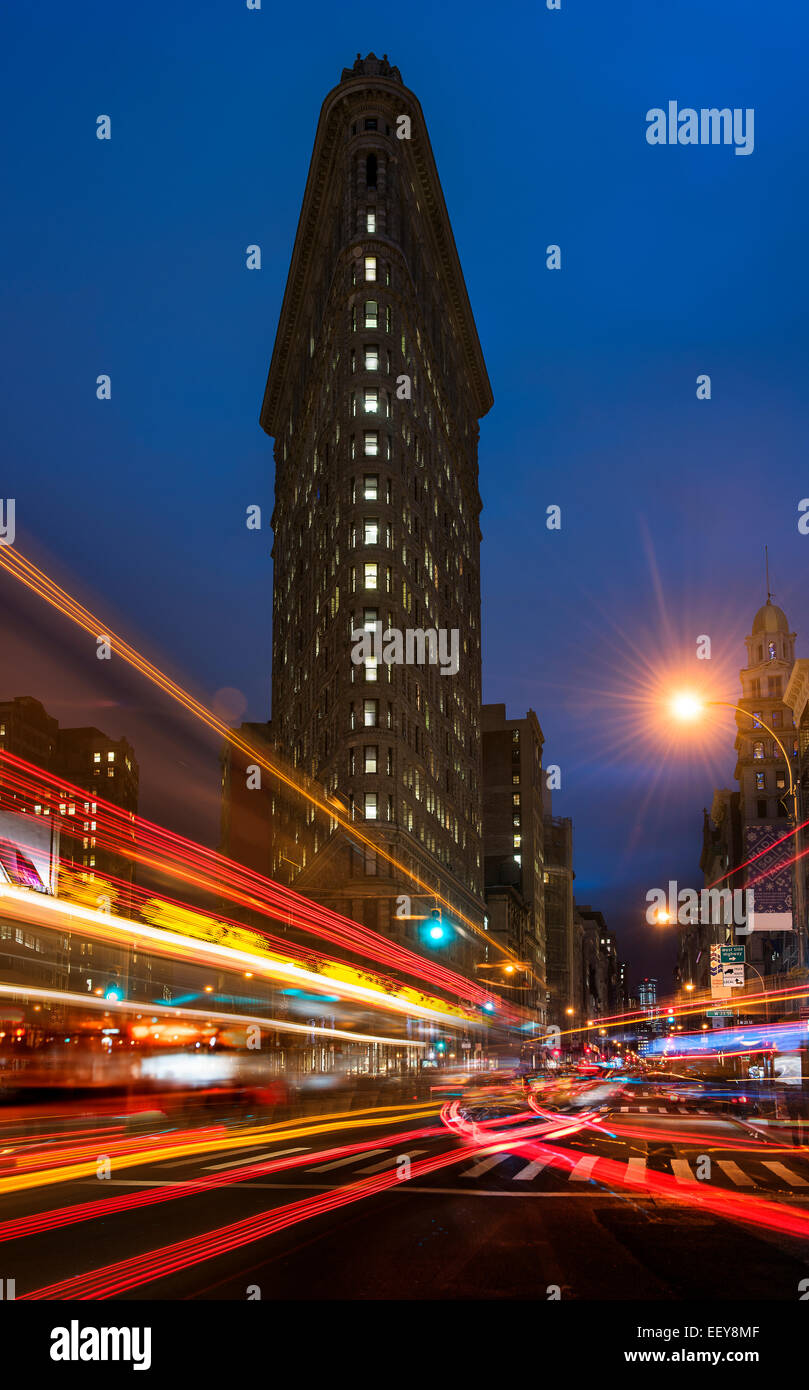 USA, l'État de New York, New York City, Light trails on city street Banque D'Images